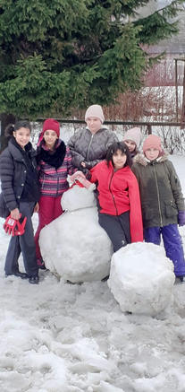 děti z dd při stavění sněhuláka1.jpg