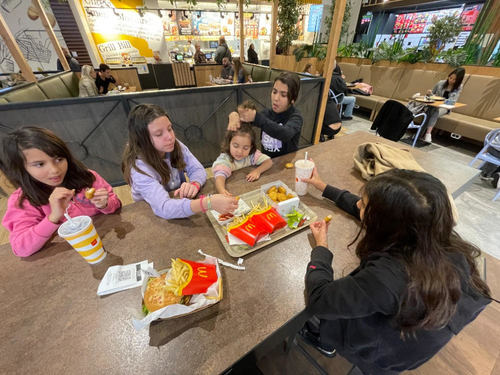 děti z dd v McDonald v Mostě.jpg