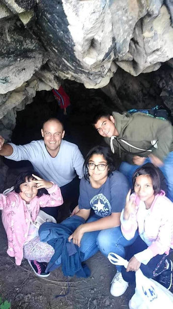 děti z Dd s vychovatel  v objevené jeskyny na Hněvíně.jpg