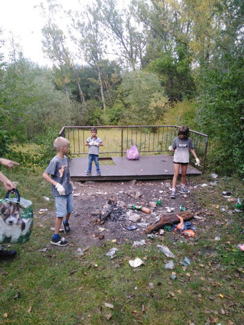 děti z DD sbírají odpadky v akci vyčistíme les.jpg