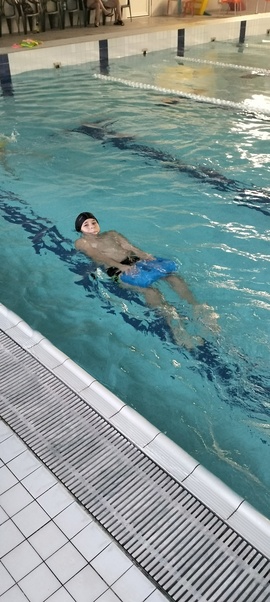 žák př plaveckém výcviku1.jpg