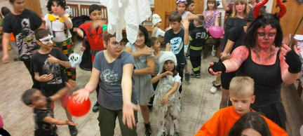 děti soutěží na halloweenu v dd.jpg